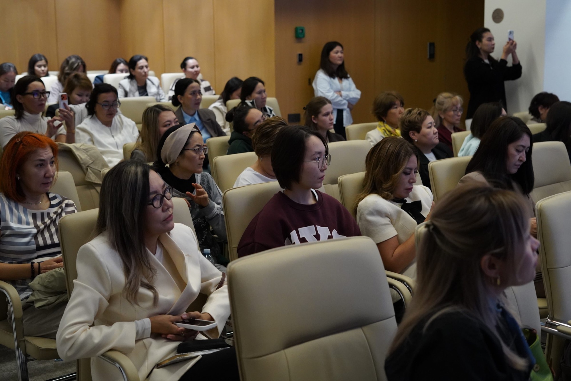 Participants of the Autumn WIT Intensive in the hall
